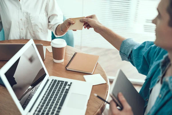 Joven pasando una nota a su colega — Foto de Stock