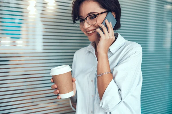 Glimlachende jongedame aan de telefoon. — Stockfoto