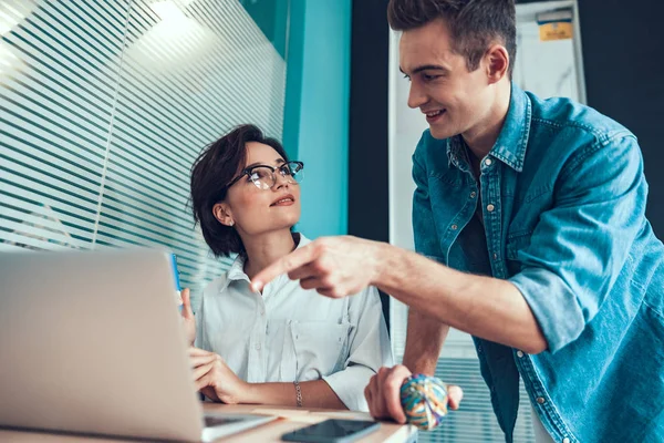 Uśmiechnięty mężczyzna wskazujący palcem na ekran laptopa — Zdjęcie stockowe