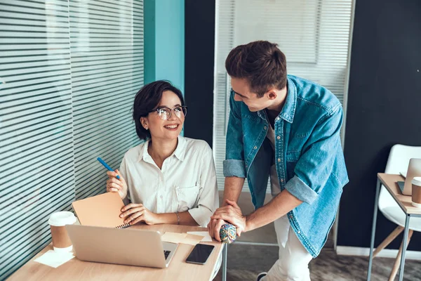 Felices dos empleados comunicándose en el lugar de trabajo — Foto de Stock