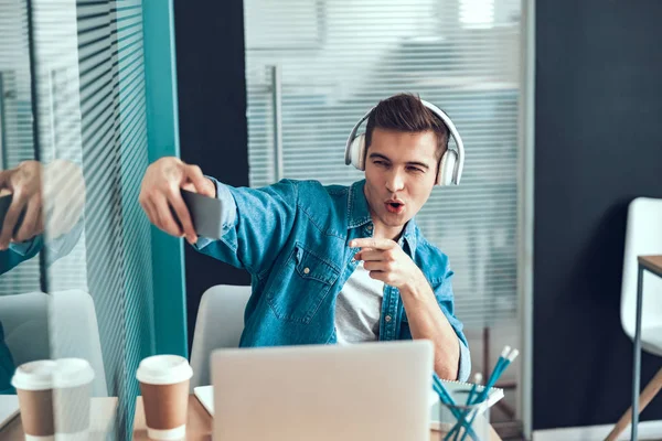 Happy man is having fun at workplace — Stock Photo, Image