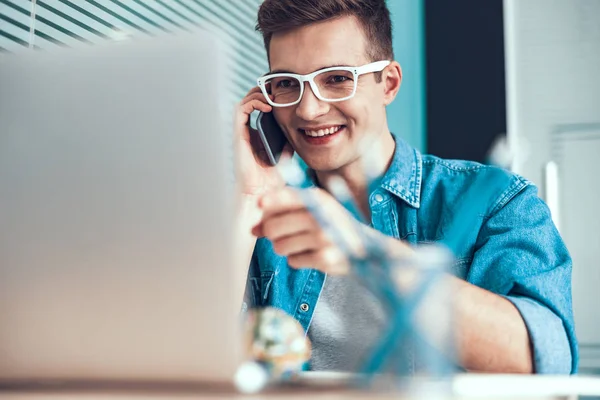 Trabalhador do sexo masculino feliz está olhando para a tela do laptop — Fotografia de Stock