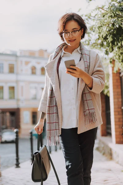 Güzel bir kadın cep telefonunu dışarıda tutuyor. — Stok fotoğraf