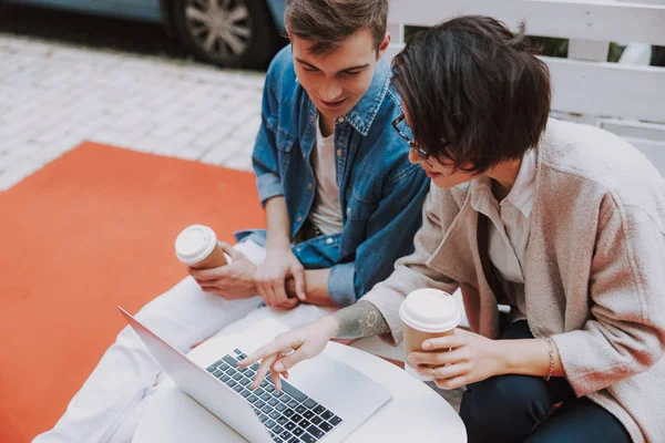 Joven hombre y mujer está trabajando juntos en la cafetería — Foto de Stock