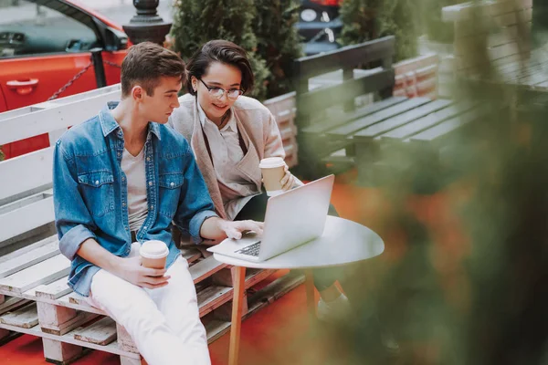 Két barát ül a kávézóban a szabadban. — Stock Fotó
