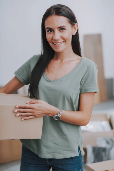Lycklig ung kvinna flyttar in i sitt nya hem — Stockfoto