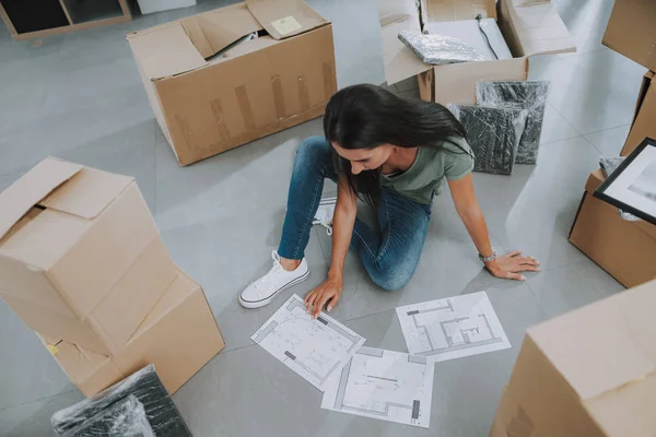 Mujer joven considerando el diseño del apartamento — Foto de Stock