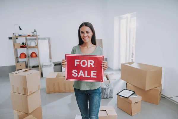 Sorrindo mulher bonita de pé em seu apartamento — Fotografia de Stock