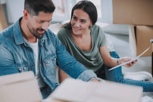 Sonriendo bonita mujer hablando con el hombre en la habitación — Foto de Stock