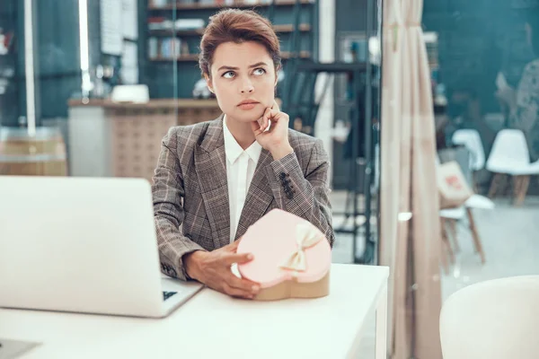 Tener algunas sospechas sobre la foto de stock presente inesperada — Foto de Stock