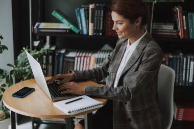 Favori iş yeri fotoğrafında verimli bir sabah.