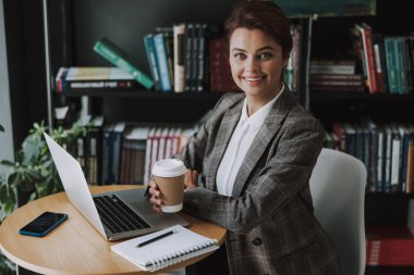 İş yerindeki fotoğrafta kahvenin tadını çıkarıyorum.