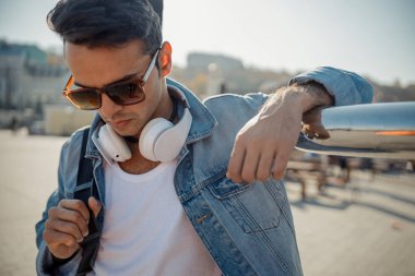 Genç gitarist şehre bakıyor.