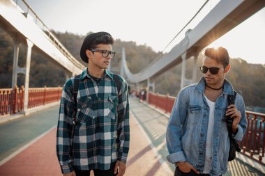 İki erkek arkadaş şehirde bir hafta sonu geçiriyorlar.