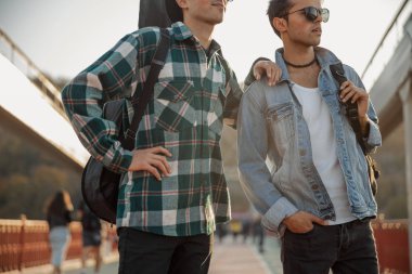 Elini kardeşinin omzuna koyan adam.