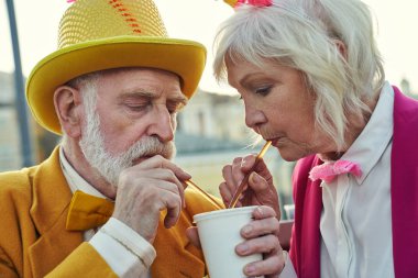 Olgun aşıklar birlikte bir içki içerler.