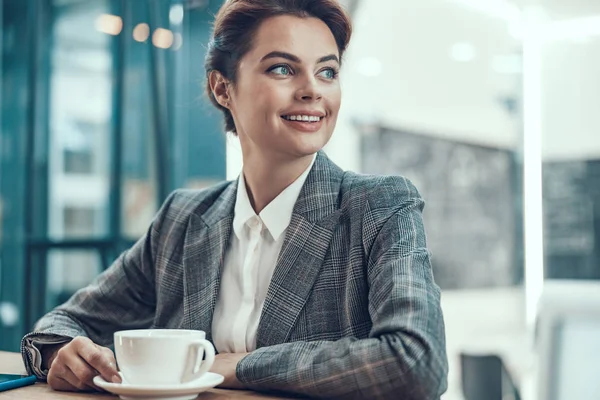 Joyeuse femme avec café regardant photo de stock heureux — Photo