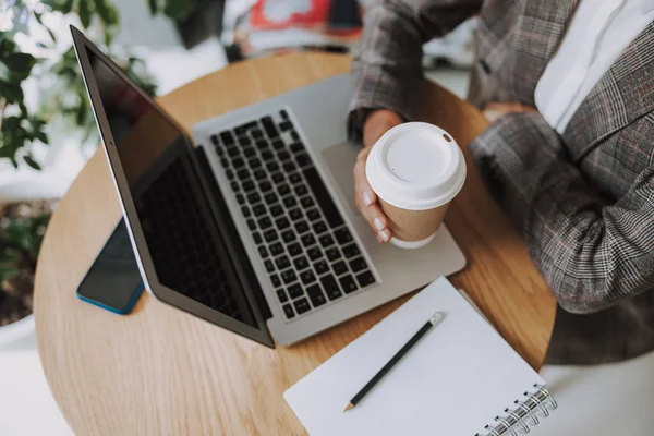 Heißer Kaffee in der Hand einer Frau Archivfoto — Stockfoto