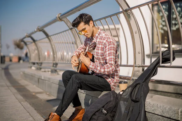 Gutaussehender Mann spielt Gitarre — Stockfoto