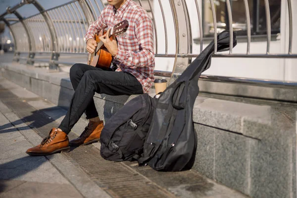 Street musician playing guitar on the square — Stock Photo, Image