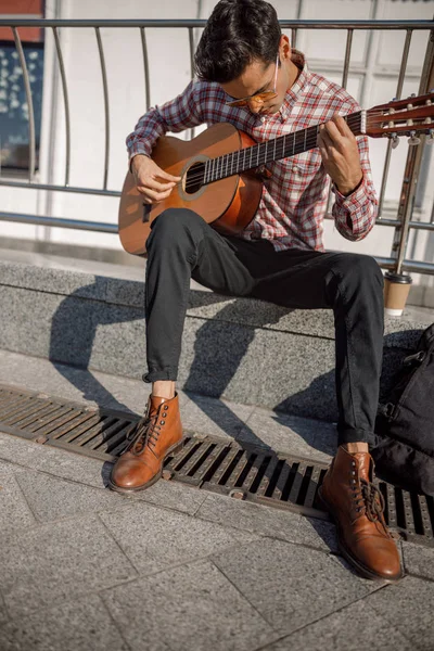 Músico de rua ensaiando uma música na rua — Fotografia de Stock
