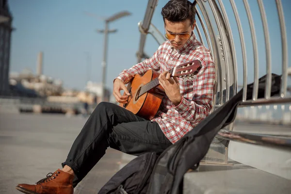 Stilvoller Straßenmusiker spielt im Freien Gitarre — Stockfoto