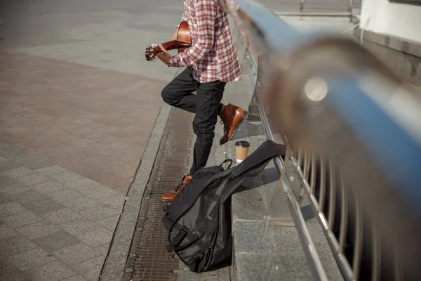 Street musicista è in piedi con la sua chitarra — Foto Stock