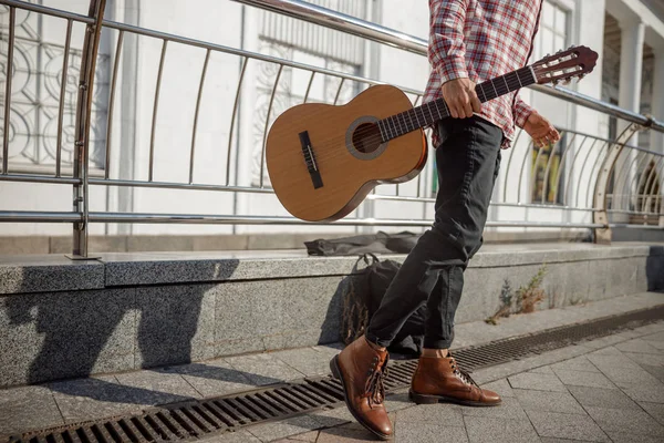 Jovem guitarrista andando na rua com seu instrumento — Fotografia de Stock