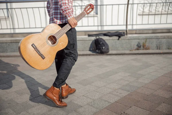 Junger Mann mit Gitarre läuft die Straße entlang — Stockfoto