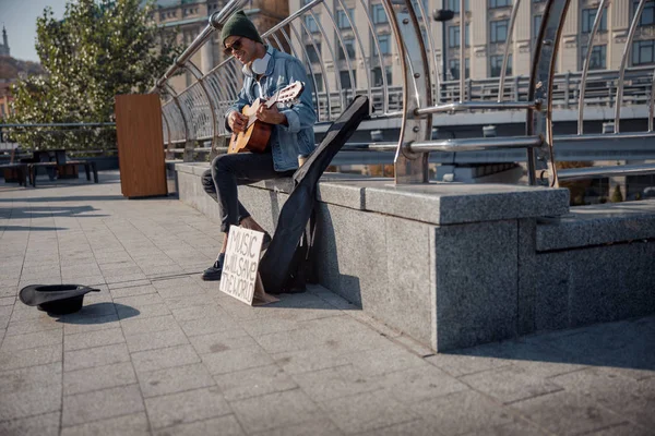 Street musician singing and collecting money with a hat — Stock Photo, Image