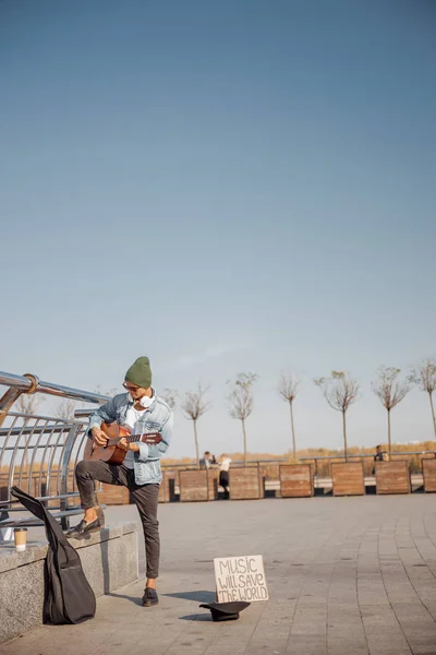 Şapkalı gitarist sokakta gitar çalıyor. — Stok fotoğraf