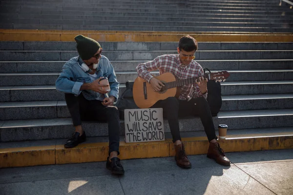 Sorrindo caras gostando de música na rua — Fotografia de Stock