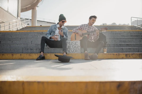 Dos hermanos cantando canciones en la calle —  Fotos de Stock