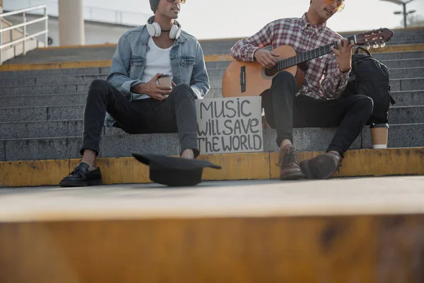 Dos músicos recogiendo dinero en un sombrero negro — Foto de Stock