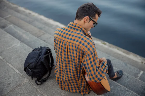 Jovem guitarrista está segurando instrumento em passos — Fotografia de Stock