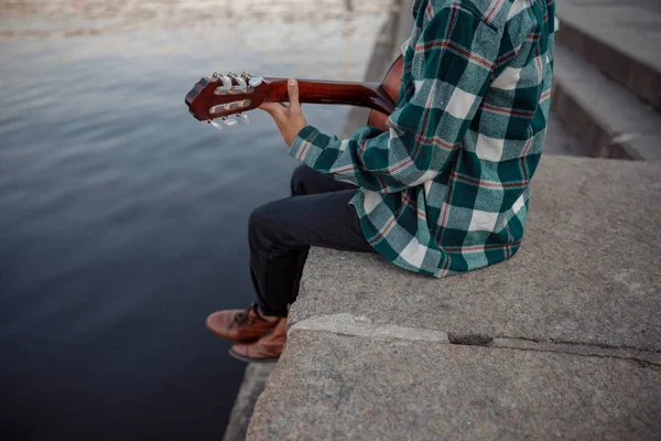 Junge Musikerin ruht sich beim Spielen im Freien aus — Stockfoto