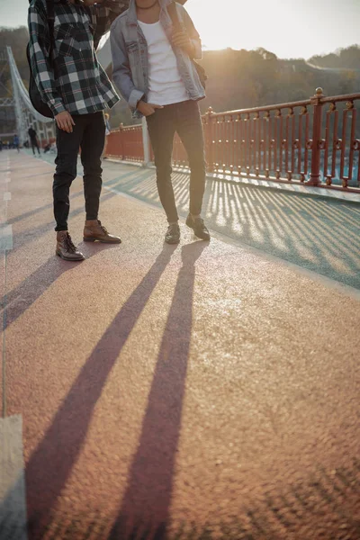 Два музыканта идут вместе по улице — стоковое фото