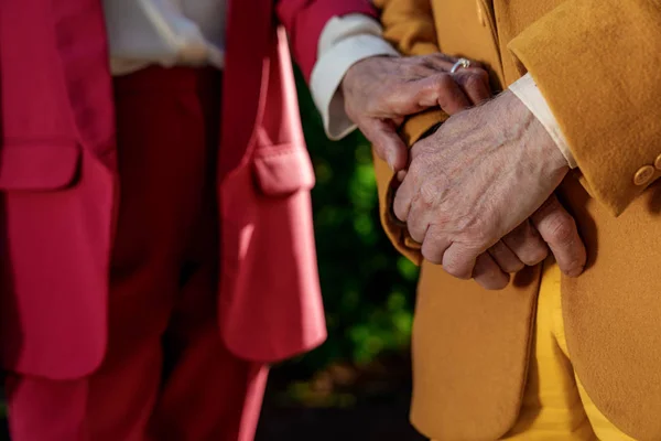 Yaşlı bir kadın kocasına dokunuyor. — Stok fotoğraf