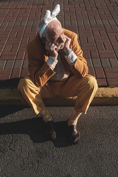 Ηλικιωμένος με το αστείο κοστούμι στο πεζοδρόμιο Στοκ φωτογραφία — Φωτογραφία Αρχείου