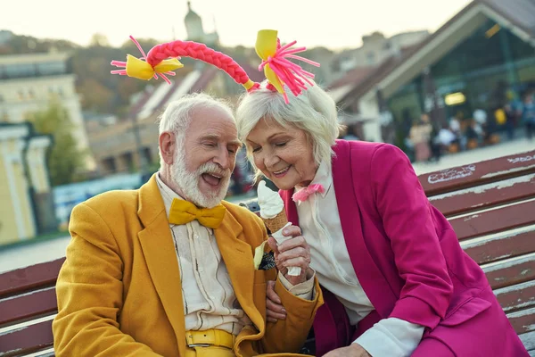 Αγαπώντας ώριμο ζευγάρι με το παγωτό σε εξωτερικούς χώρους Στοκ φωτογραφία — Φωτογραφία Αρχείου