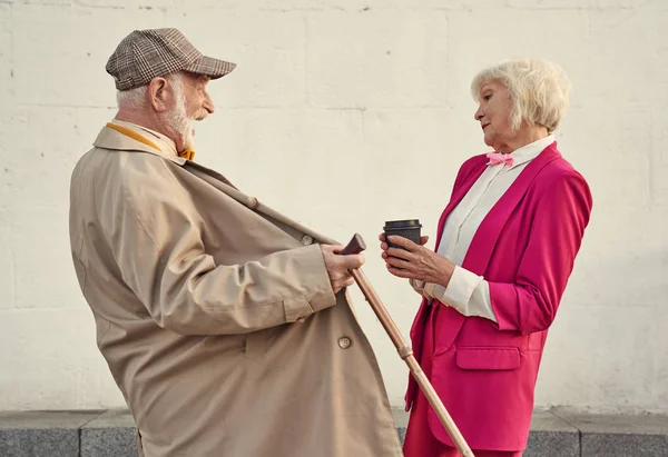 Alegre anciano hombre con esposa al aire libre stock foto — Foto de Stock