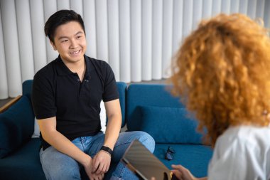 İçeriden çekilmiş fotoğraftaki mutlu adam.