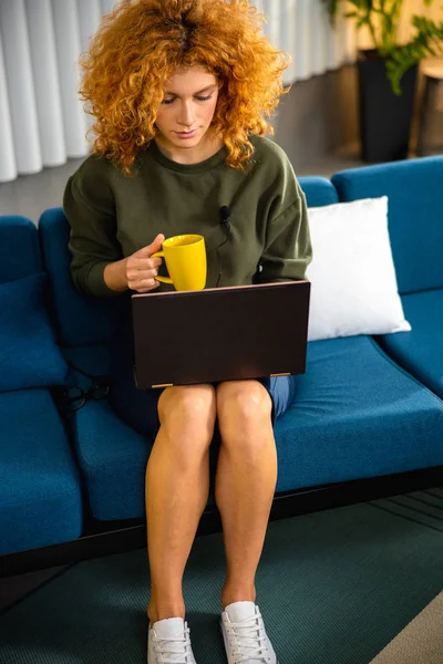 Женщина работает на ноутбуке с фото чайного запаса — стоковое фото
