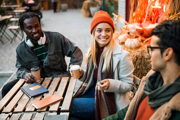 Feliz linda dama sentada con dos chicos en la cafetería de la calle — Foto de Stock