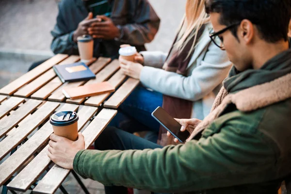 Ung kille som använder mobiltelefon i caféet — Stockfoto