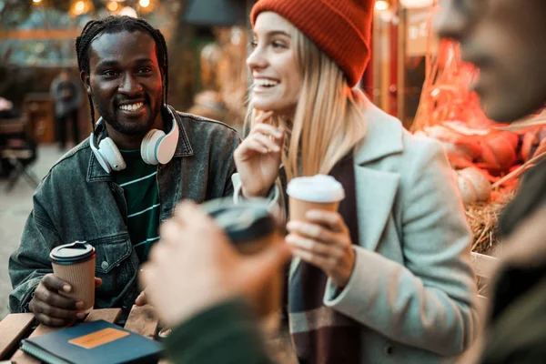 Šťastný Afroameričan sedí ve sluchátkách a mají kávu — Stock fotografie