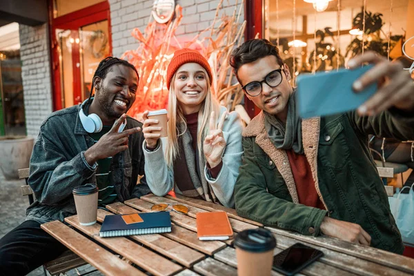 Tři přátelé dělají selfie v pouliční kavárně — Stock fotografie