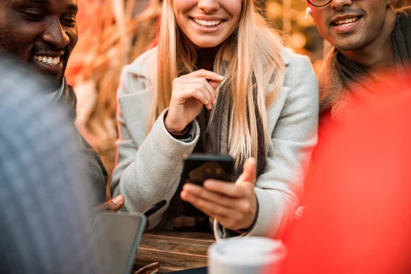 Boldog csinos nő gazdaság smartphone és nézi a képernyőn — Stock Fotó