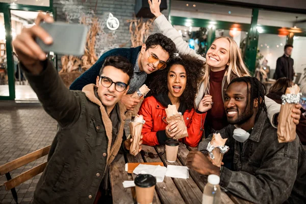 Amis heureux s'amuser ensemble et posant à la caméra — Photo