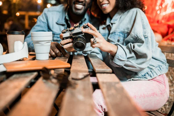 Šťastný krásný pár při pohledu na kameru venku — Stock fotografie